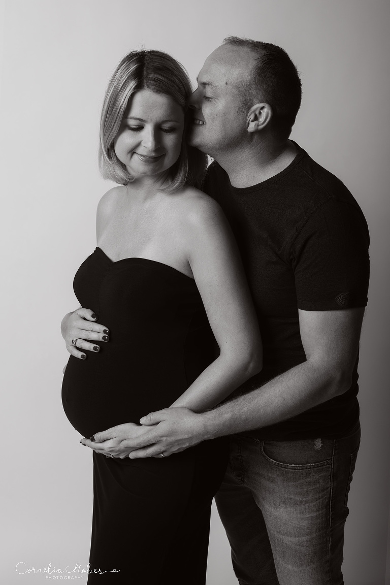 Schwangerschaftsshooting Schwangerschaftsfotografie Babybauch maternity photographer maternity Portrait expecting mom Cornelia Moebes Photography Zug Zürich Luzern