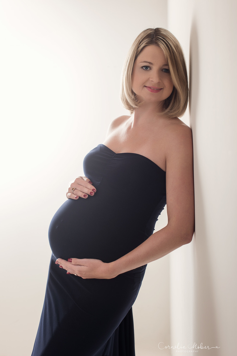 Schwangerschaftsshooting Schwangerschaftsfotografie Babybauch maternity photographer maternity Portrait expecting mom Cornelia Moebes Photography Zug Zürich Luzern