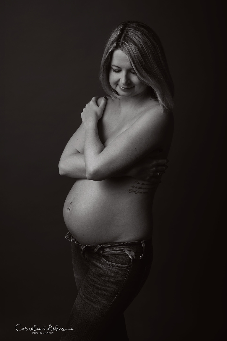 Schwangerschaftsshooting Schwangerschaftsfotografie Babybauch maternity photographer maternity Portrait expecting mom Cornelia Moebes Photography Zug Zürich Luzern