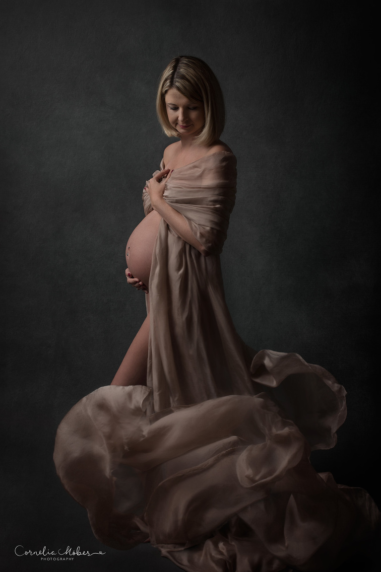 Schwangerschaftsshooting Schwangerschaftsfotografie Babybauch maternity photographer maternity Portrait expecting mom Cornelia Moebes Photography Zug Zürich Luzern