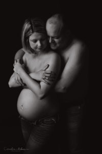 Schwangerschaftsshooting Schwangerschaftsfotografie Babybauch maternity photographer maternity Portrait expecting mom Cornelia Moebes Photography Zug Zürich Luzern