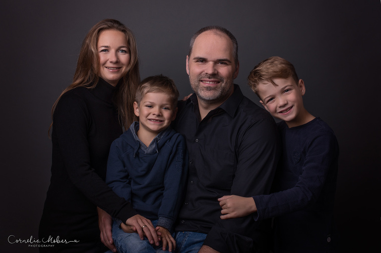 Familienfotografie Familienshooting Familienporträt Family Portrait Kinderfotografie Kinder Porträt Fine Art Cornelia Moebes Photography