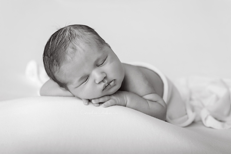 Familienportrait Family Photographer Zug Zürich Neugeborenenfotografie Neugeborenenfotos Newbornportraits Newbornshoot Newborn Baby Photographer Babyshoot Babyfotografie Portrait Familie Cornelia Moebes Photography