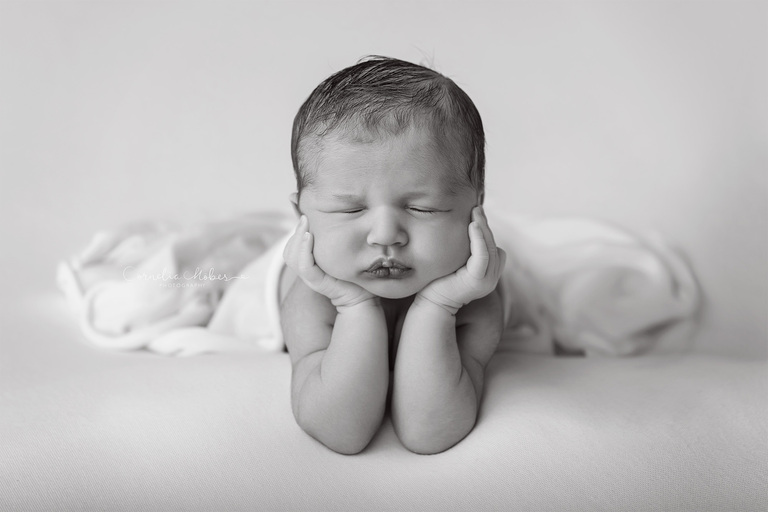 Familienportrait Family Photographer Zug Zürich Neugeborenenfotografie Neugeborenenfotos Newbornportraits Newbornshoot Newborn Baby Photographer Babyshoot Babyfotografie Portrait Familie Cornelia Moebes Photography