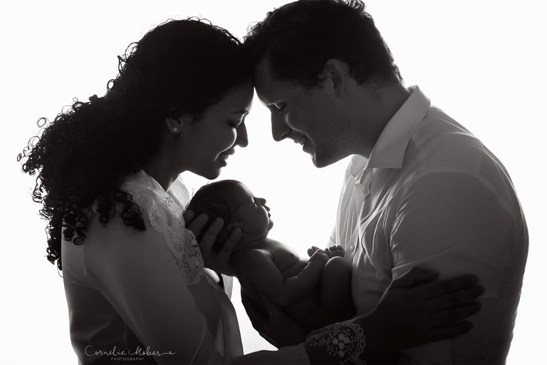 Familienportrait Family Photographer Zug Zürich Neugeborenenfotografie Neugeborenenfotos Newbornportraits Newbornshoot Newborn Baby Photographer Babyshoot Babyfotografie Portrait Familie Cornelia Moebes Photography