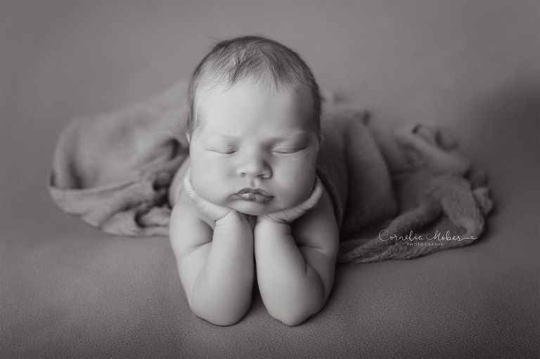 Neugeborenenfotografie Neugeborenenfotos Newbornportraits Newbornshoot Newborn Baby Photographer Babyshoot Babyfotografie Portrait Familie Cornelia Moebes Photography
