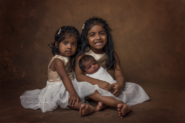 Familienportrait Family Photographer Zug Zürich Neugeborenenfotografie Neugeborenenfotos Newbornportraits Newbornshoot Newborn Baby Photographer Babyshoot Babyfotografie Portrait Familie Cornelia Moebes Photography