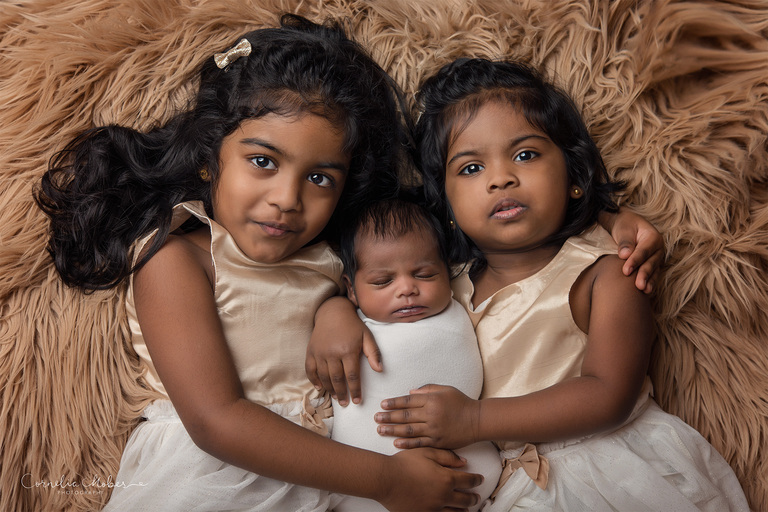 Familienportrait Family Photographer Zug Zürich Neugeborenenfotografie Neugeborenenfotos Newbornportraits Newbornshoot Newborn Baby Photographer Babyshoot Babyfotografie Portrait Familie Cornelia Moebes Photography