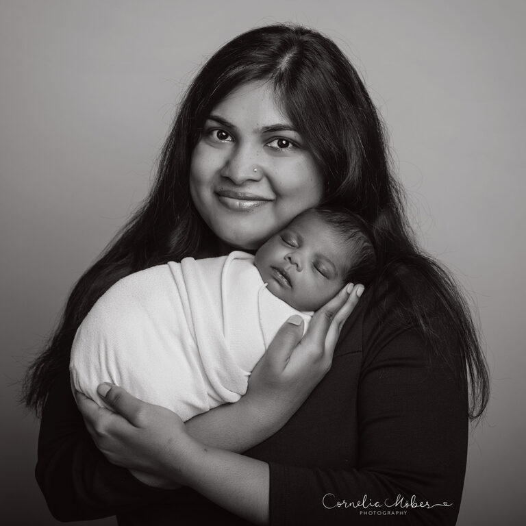 Familienportrait Family Photographer Zug Zürich Neugeborenenfotografie Neugeborenenfotos Newbornportraits Newbornshoot Newborn Baby Photographer Babyshoot Babyfotografie Portrait Familie Cornelia Moebes Photography