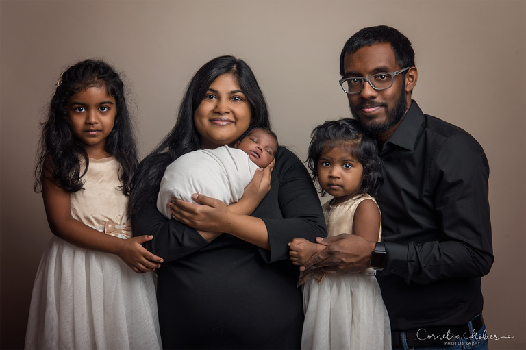 Familienportrait Family Photographer Zug Zürich Neugeborenenfotografie Neugeborenenfotos Newbornportraits Newbornshoot Newborn Baby Photographer Babyshoot Babyfotografie Portrait Familie Cornelia Moebes Photography