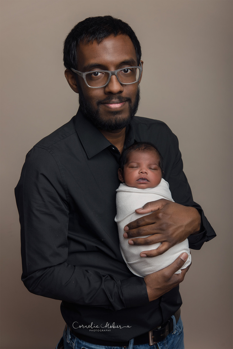 Familienportrait Family Photographer Zug Zürich Neugeborenenfotografie Neugeborenenfotos Newbornportraits Newbornshoot Newborn Baby Photographer Babyshoot Babyfotografie Portrait Familie Cornelia Moebes Photography