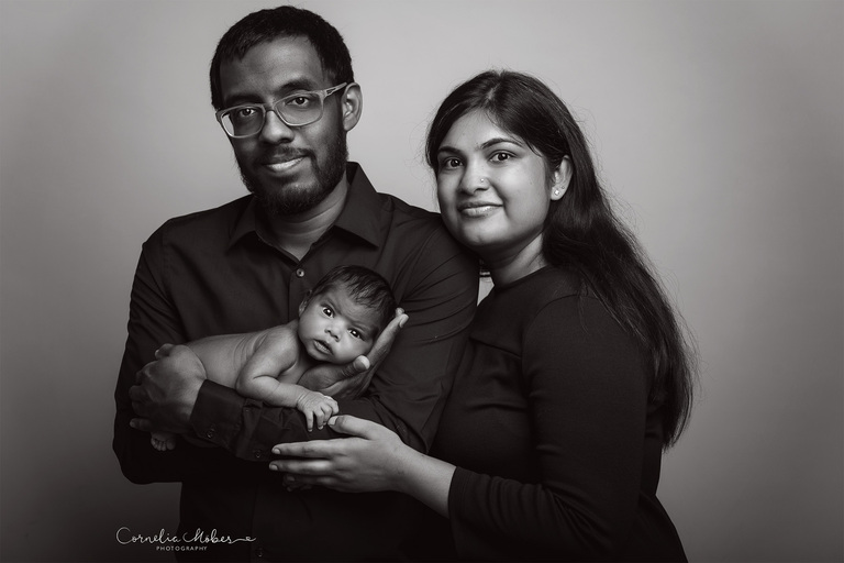 Familienportrait Family Photographer Zug Zürich Neugeborenenfotografie Neugeborenenfotos Newbornportraits Newbornshoot Newborn Baby Photographer Babyshoot Babyfotografie Portrait Familie Cornelia Moebes Photography