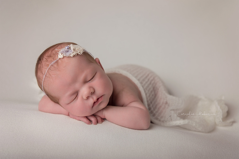 Neugeborenenfotografie Neugeborenenfotos Newbornportraits Newbornshoot Newborn Baby Photographer Babyshoot Babyfotografie Portrait Familie Cornelia Moebes Photography