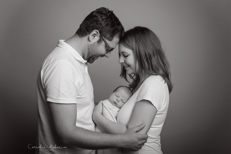 Neugeborenenfotografie Neugeborenenfotos Newbornportraits Newbornshoot Newborn Baby Photographer Babyshoot Babyfotografie Portrait Familie Cornelia Moebes Photography