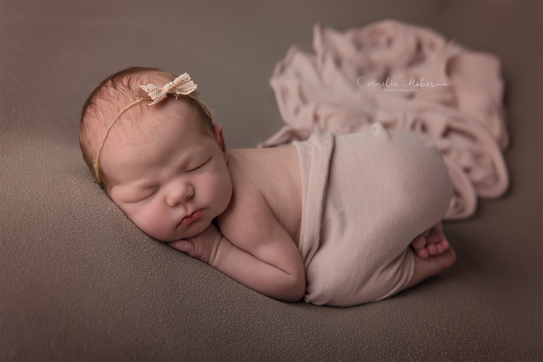 Neugeborenenfotografie Neugeborenenfotos Newbornportraits Newbornshoot Newborn Baby Photographer Babyshoot Babyfotografie Portrait Familie Cornelia Moebes Photography