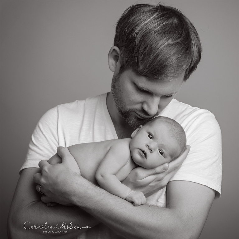 Familienportrait Family Photographer Zug Zürich Neugeborenenfotografie Neugeborenenfotos Newbornportraits Newbornshoot Newborn Baby Photographer Babyshoot Babyfotografie Portrait Familie Cornelia Moebes Photography