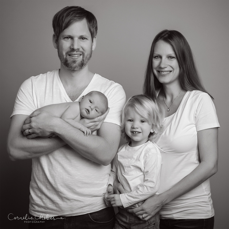 Familienportrait Family Photographer Zug Zürich Neugeborenenfotografie Neugeborenenfotos Newbornportraits Newbornshoot Newborn Baby Photographer Babyshoot Babyfotografie Portrait Familie Cornelia Moebes Photography