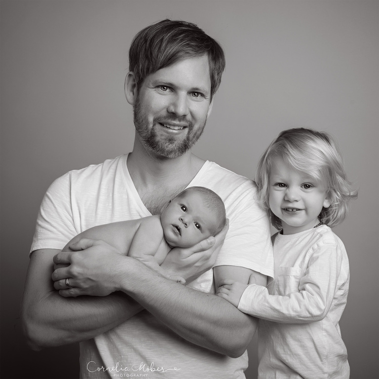 Familienportrait Family Photographer Zug Zürich Neugeborenenfotografie Neugeborenenfotos Newbornportraits Newbornshoot Newborn Baby Photographer Babyshoot Babyfotografie Portrait Familie Cornelia Moebes Photography