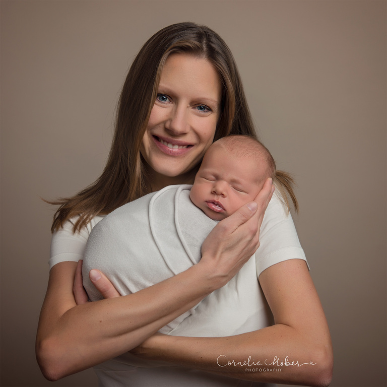 Familienportrait Family Photographer Zug Zürich Neugeborenenfotografie Neugeborenenfotos Newbornportraits Newbornshoot Newborn Baby Photographer Babyshoot Babyfotografie Portrait Familie Cornelia Moebes Photography