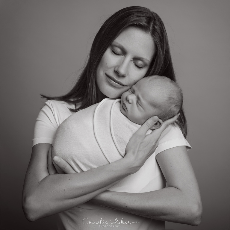 Familienportrait Family Photographer Zug Zürich Neugeborenenfotografie Neugeborenenfotos Newbornportraits Newbornshoot Newborn Baby Photographer Babyshoot Babyfotografie Portrait Familie Cornelia Moebes Photography