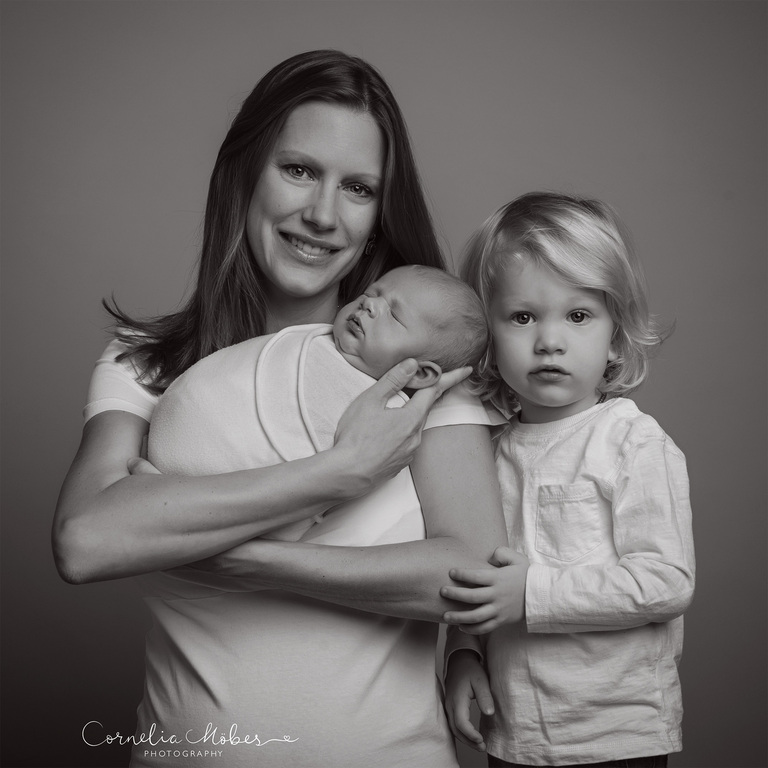 Familienportrait Family Photographer Zug Zürich Neugeborenenfotografie Neugeborenenfotos Newbornportraits Newbornshoot Newborn Baby Photographer Babyshoot Babyfotografie Portrait Familie Cornelia Moebes Photography