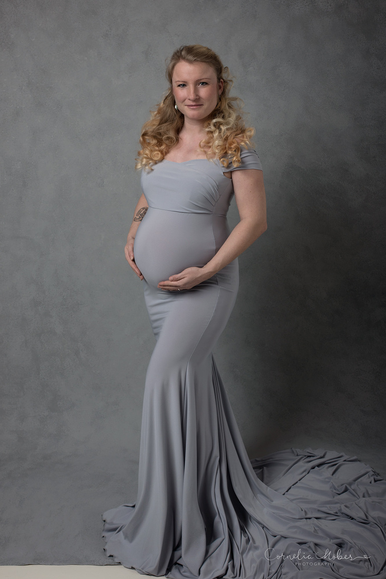 Maternity Shooting Babybauch Maternity Portrait Mom to be Schwangerschaftsfotografie Schwangerschafs Porträt FineArt Portrait Familie Fotograf Zug Zürich Porträtfotograf Schweiz Cornelia Moebes Photography