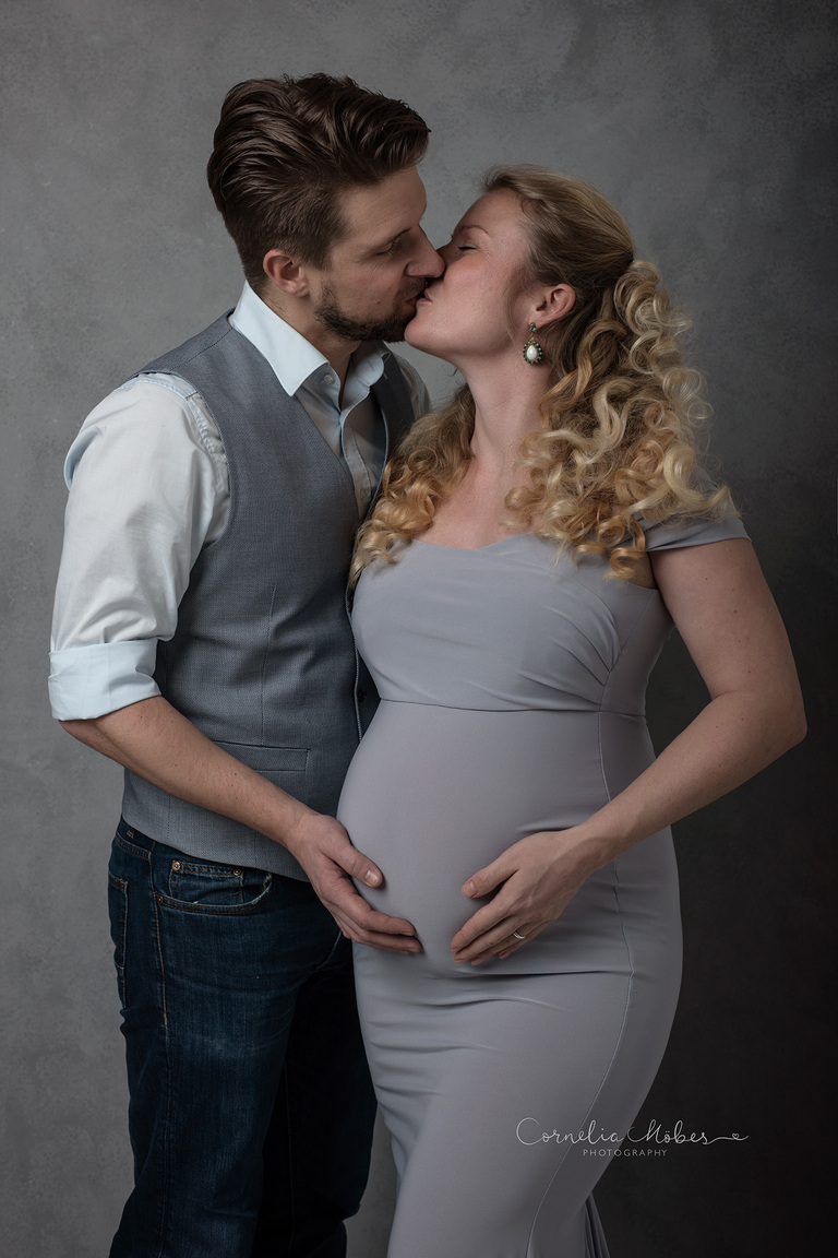 Maternity Shooting Babybauch Maternity Portrait Mom to be Schwangerschaftsfotografie Schwangerschafs Porträt FineArt Portrait Familie Fotograf Zug Zürich Porträtfotograf Schweiz Cornelia Moebes Photography