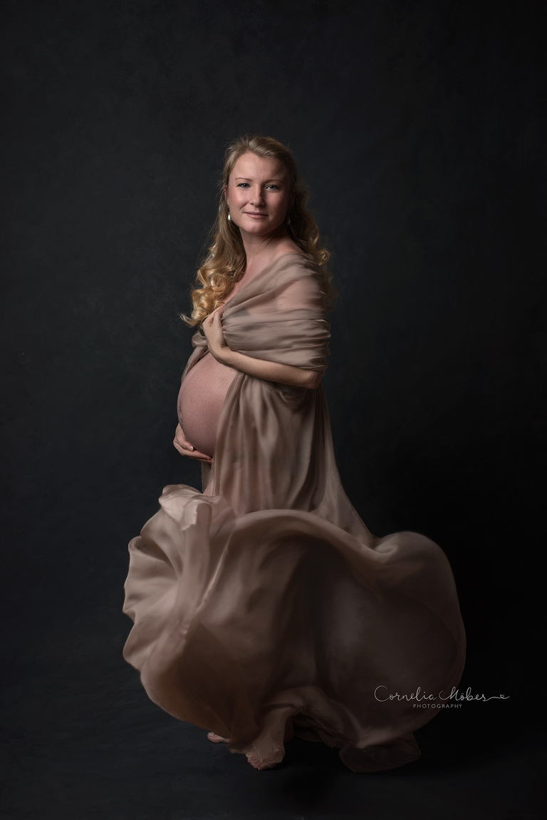 Maternity Shooting Babybauch Maternity Portrait Mom to be Schwangerschaftsfotografie Schwangerschafs Porträt FineArt Portrait Familie Fotograf Zug Zürich Porträtfotograf Schweiz Cornelia Moebes Photography